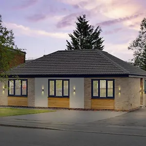 Brand New 4 Bed Deluxe Modern - Sleeps 9 - Private Parking & Garden Villa Nottingham